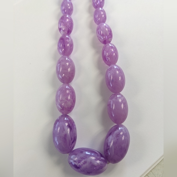 VTG. CHUNKY MARBLED LILAC LUCITE NECKLACE - Picture 1 of 11